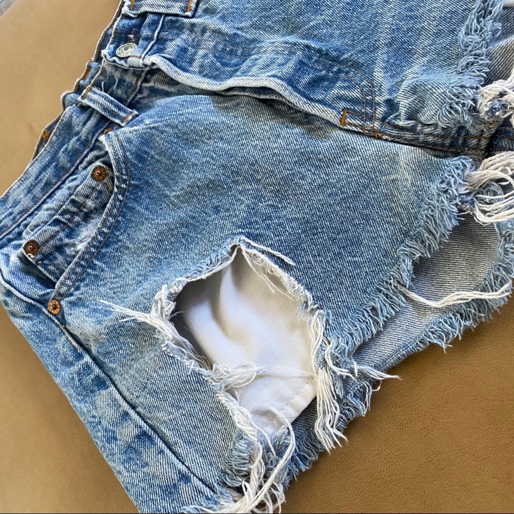 Vintage distressed Levi’s shorts - Picture 9 of 9
